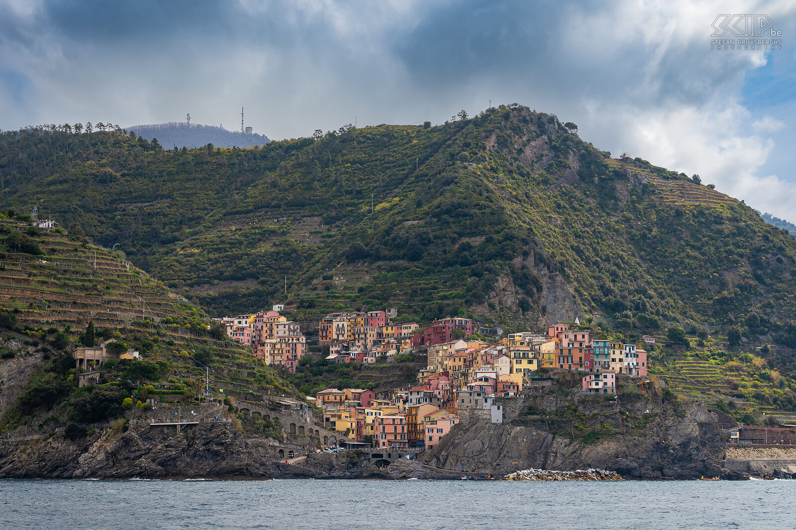 Manarola vanaf de zee Manarola is gebouwd op een hoge rots 70 meter boven de zeespiegel. Dit prachtige dorpje van Cinque Terre  heeft een kleine haven met een boothelling, smalle straatjes pittoreske veelkleurige huizen met uitzicht op zee en heel wat visrestaurants. Stefan Cruysberghs